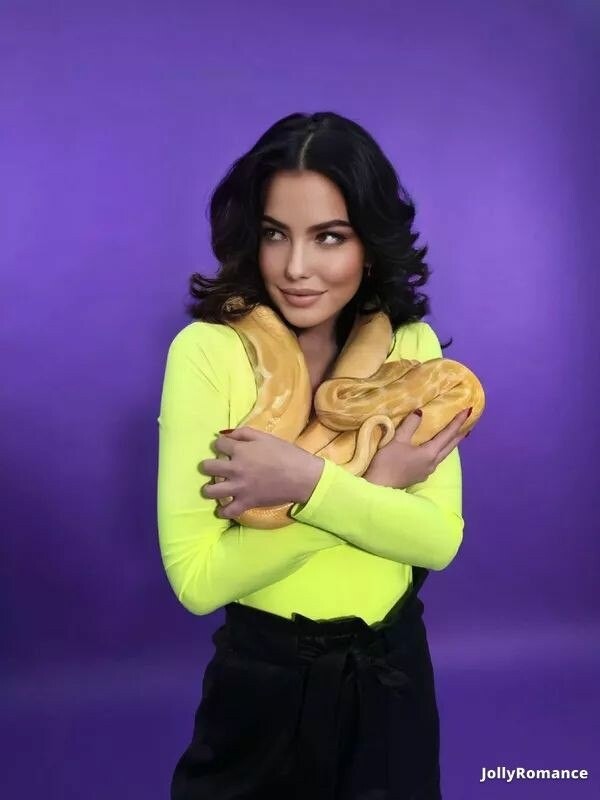 Elena Profile image 2