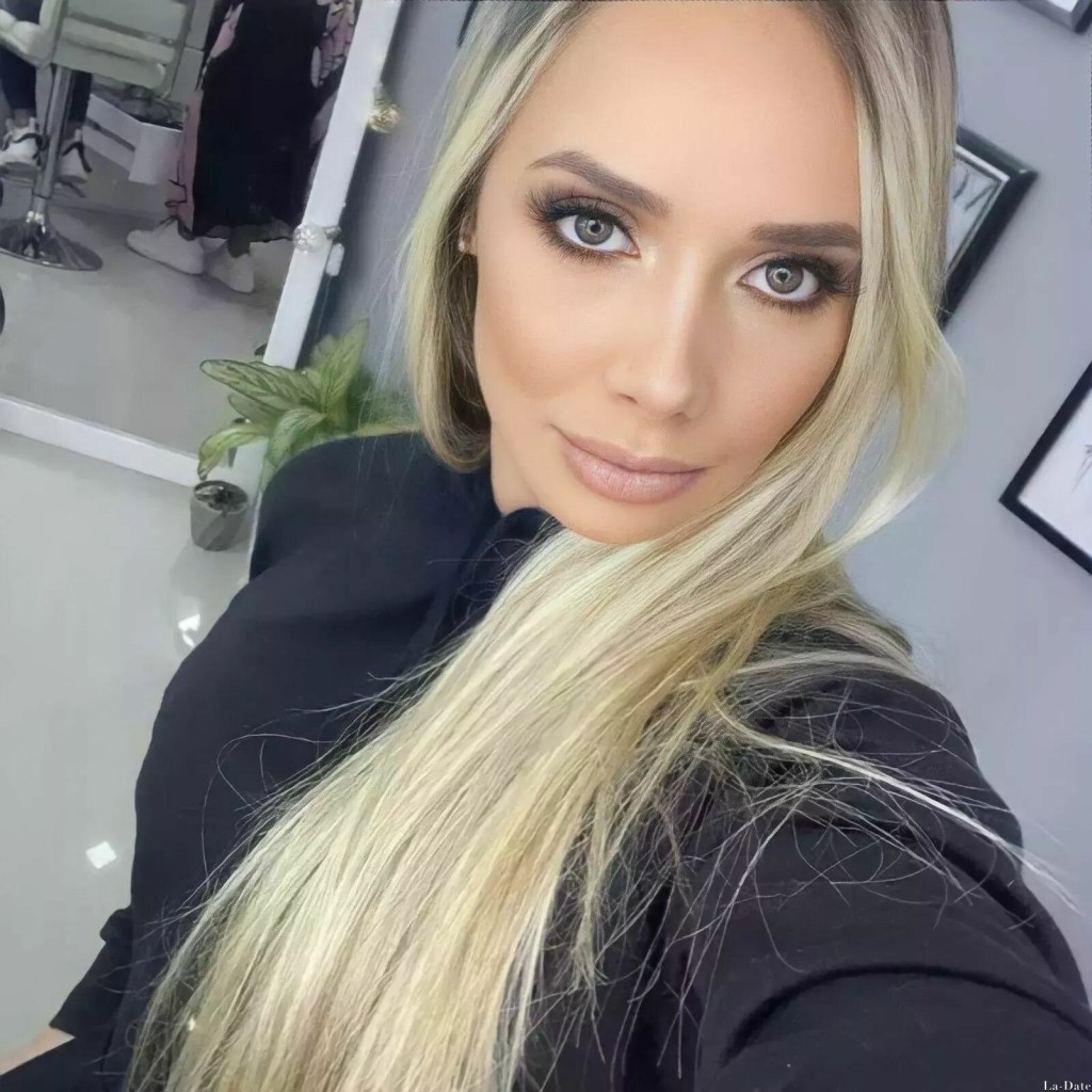 Manuela Profile image 4