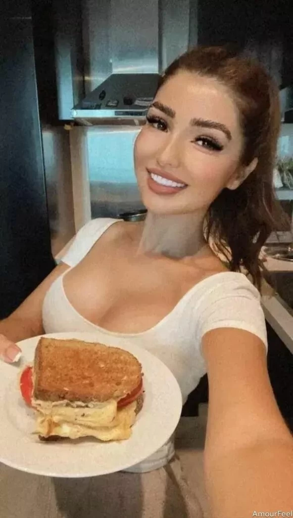 Amira, 37