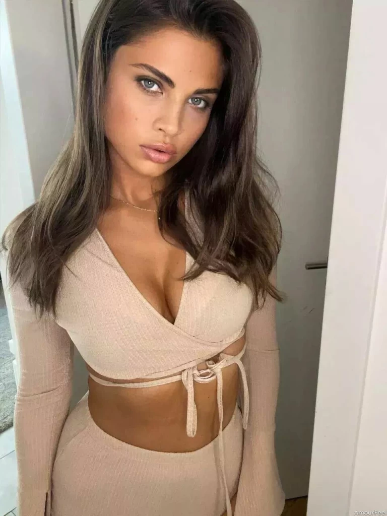 Mariana, 25